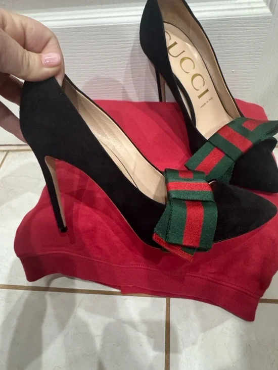 Gucci Black Suede Pointed-Toe Pumps with Signature Red & Green Bow - Picture 4 of 9